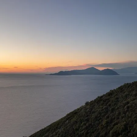 Urania Luxury Rhea * Pondi