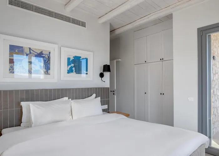 Urania Luxury Rhea Willa